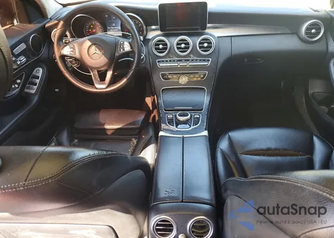 2017 Mercedes-Benz C 300 z USA, uszkodzony, nr VIN 55SWF4JB9HU231104